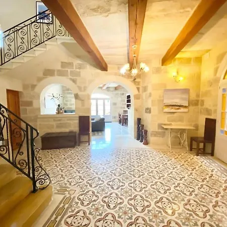 Villa Rossa Gozo - 5 Bedroom Ensuite With Pool & Jacuzzi